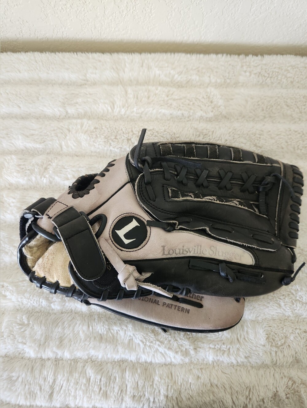 Louisville Slugger Two-Tone Baseball Glove - Black & Cream